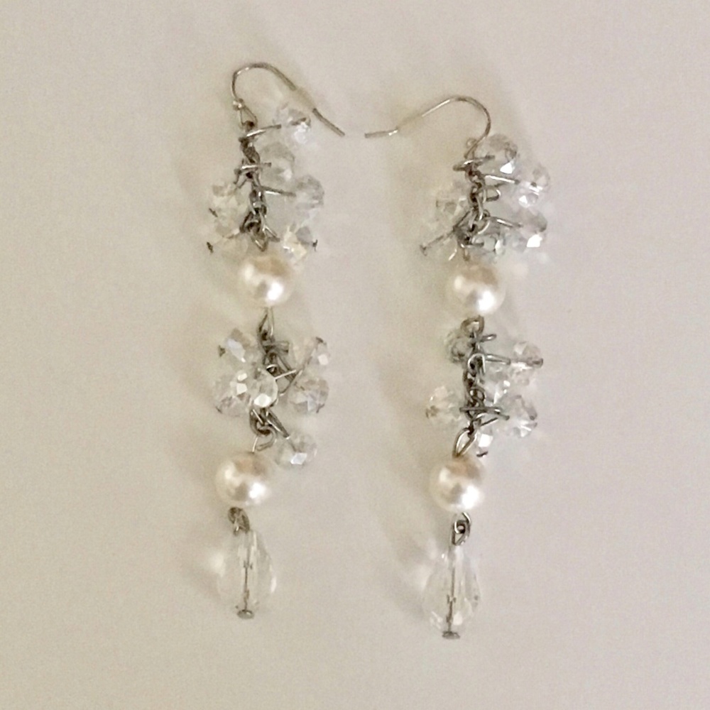 🌻 Charming Charlie Pearl Dangling Earrings